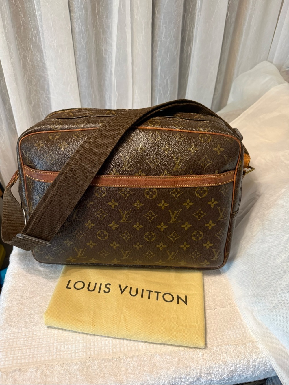 Louis Vuitton Vintage Signature Monogram Canvas Unisex Messenger Reporter GM Bag